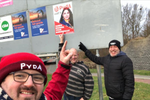 PvdA hangt verkiezingsposters op