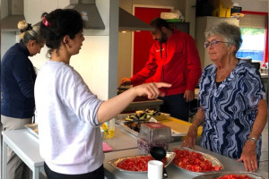 Tina Jakoeb en Cees Schaap te gast bij Samen koken, Samen eten met bewoners van de COA Noodopvang